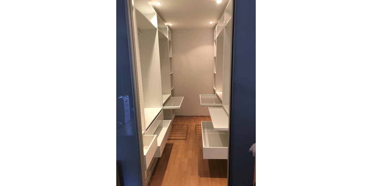 Begehbarer Kleiderschrank