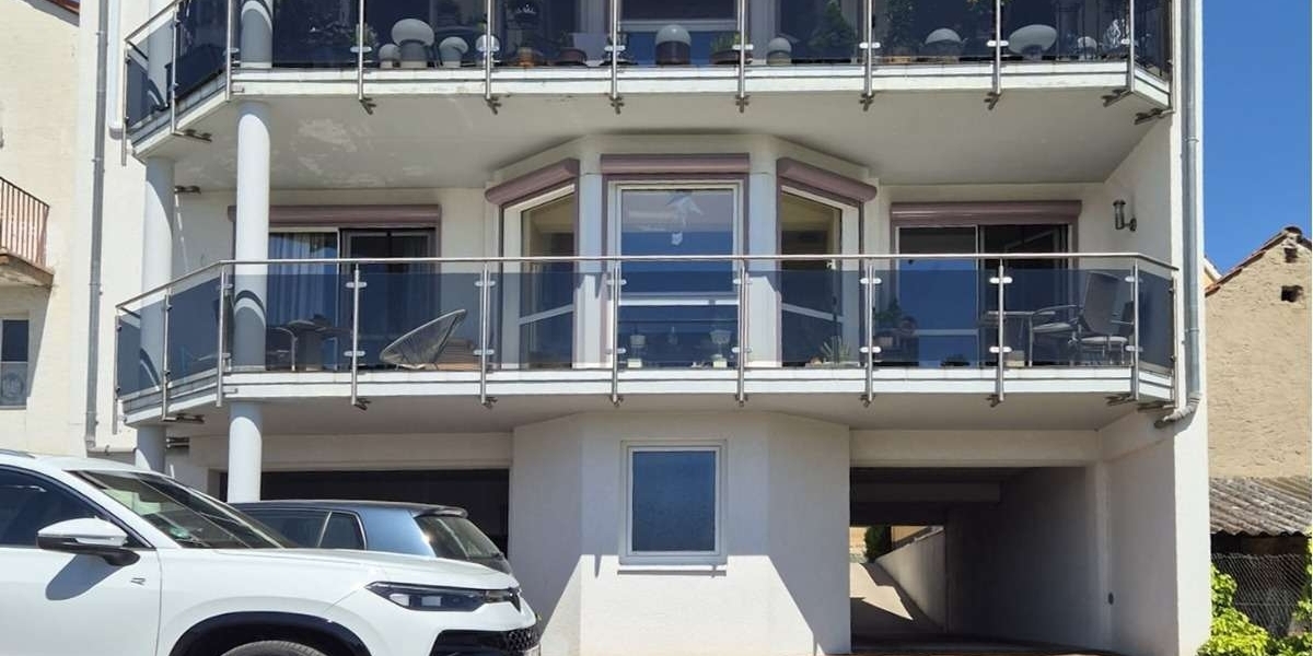 Ansicht Hof mit Parkplatz