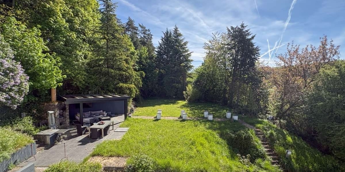 Gartenfläche neben dem Haus...