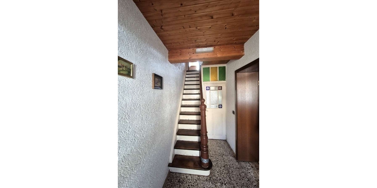 Holztreppe zum1 OG