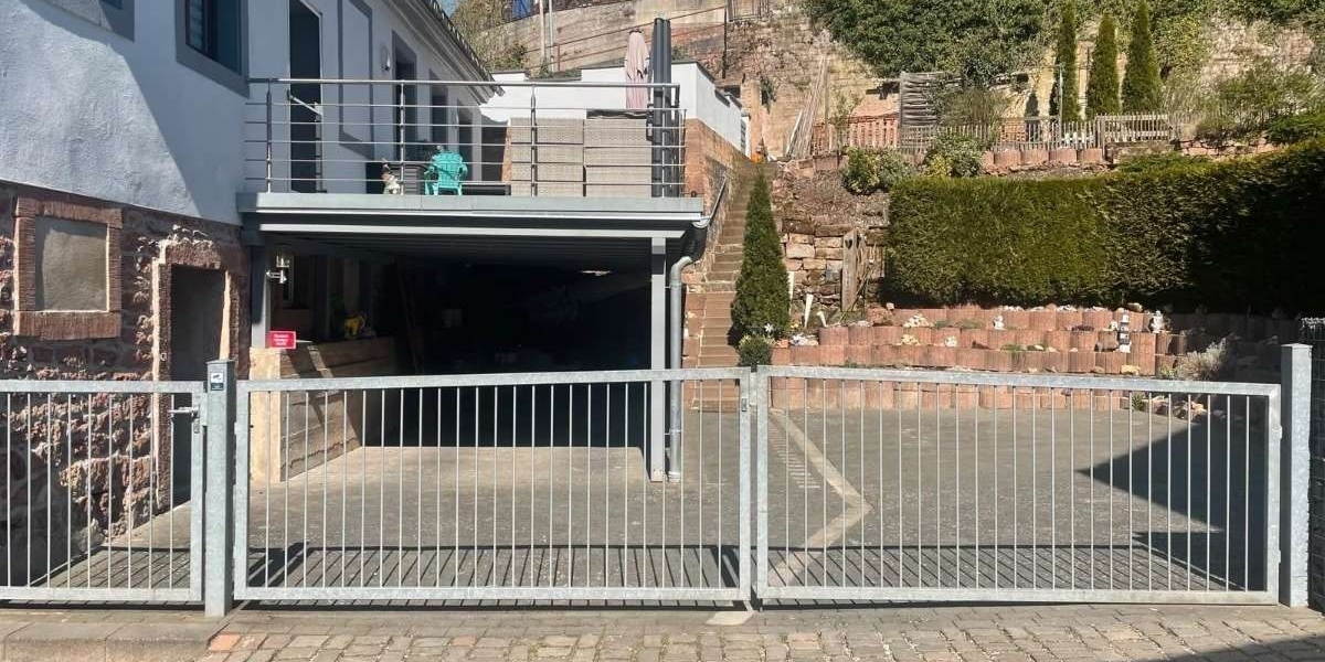 Straßenansicht mit Carport...
