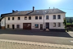Vielseitiges Zweifamilienhaus mit Gewerbemöglichkeit, zahlreichen Stellplätzen u. idyllischem Garten - Mehrfamilienhaus, Wohnhaus Friedelhausen Friedelhausen | Angebot:27131029
