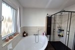 Großzügiges Wohnen für zwei Generationen: Poolbereich mit Poolbar & barrierefreiem EG - Zweifamilienhaus Katzweiler | Angebot:27131010