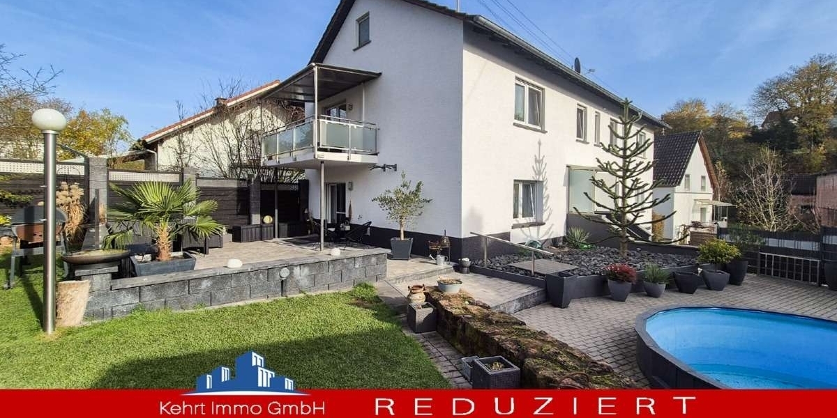 Großzügiges Wohnen für zwei Generationen: Poolbereich mit Poolbar & barrierefreiem EG - Zweifamilienhaus Katzweiler | Angebot:27131010