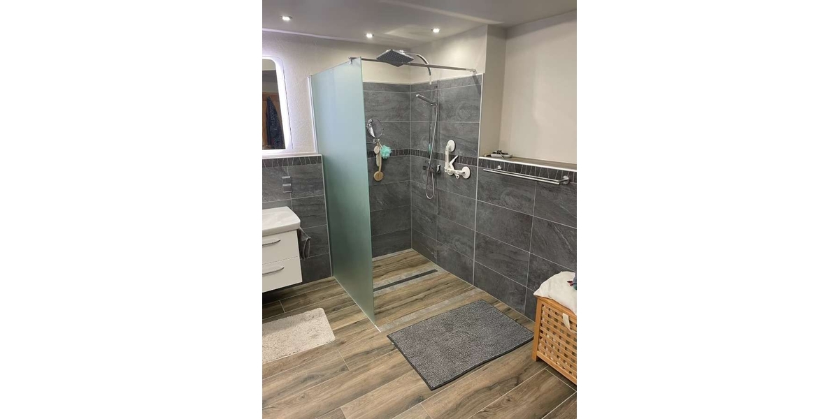Badezimmer mit barrierefrei...